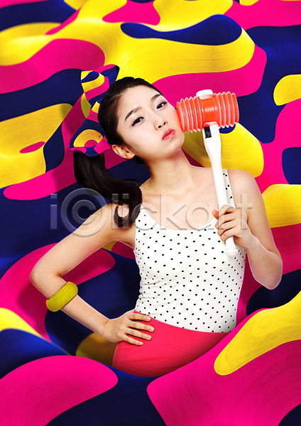 20대 성인 성인여자한명만 여자 한국인 한명 PSD 앞모습 편집이미지 기하학 뉴트로 리본 복고 뿅망치 상반신 지오메트릭 컬러풀 패턴