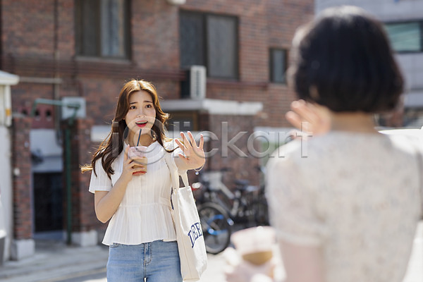 반가움 우정 즐거움 20대 두명 성인 성인여자만 여자 한국인 JPG 뒷모습 아웃포커스 앞모습 포토 거리 데이트 미소(표정) 상반신 서기 소확행 손인사 야외 에코백 여름(계절) 우먼라이프 인싸 주간 친구