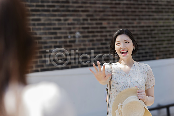 반가움 우정 즐거움 20대 두명 성인 성인여자만 여자 한국인 JPG 뒷모습 아웃포커스 앞모습 포토 거리 데이트 미소(표정) 상반신 서기 소확행 손인사 야외 여름(계절) 우먼라이프 인싸 주간 친구