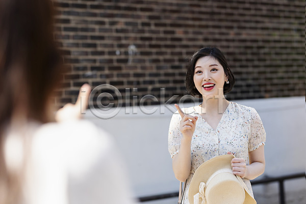 반가움 우정 즐거움 20대 두명 성인 성인여자만 여자 한국인 JPG 뒷모습 아웃포커스 앞모습 포토 거리 데이트 미소(표정) 상반신 서기 소확행 손짓 야외 여름(계절) 우먼라이프 인싸 주간 친구