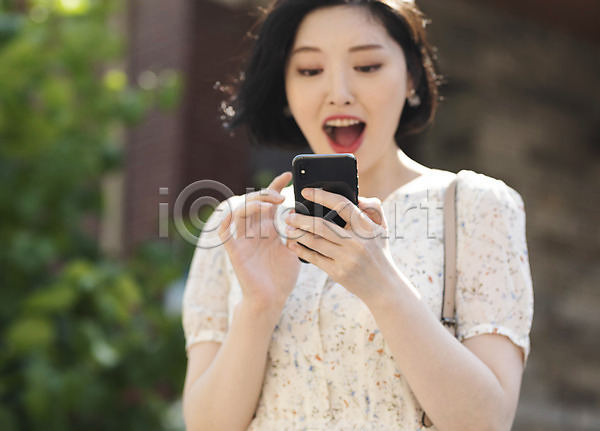 기쁨 즐거움 20대 성인 성인여자한명만 여자 한국인 한명 JPG 아웃포커스 앞모습 포토 거리 놀람 들기 상반신 서기 스마트폰 싱글라이프 야외 여름(계절) 우먼라이프 원피스 응시 인싸 주간 취업준비생