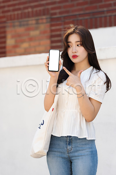 스마트 즐거움 20대 성인 성인여자한명만 여자 한국인 한명 JPG 앞모습 포토 가리킴 거리 들기 보여주기 상반신 서기 손짓 스마트폰 싱글라이프 안내 알림 야외 에코백 여름(계절) 우먼라이프 인싸 주간 캐주얼