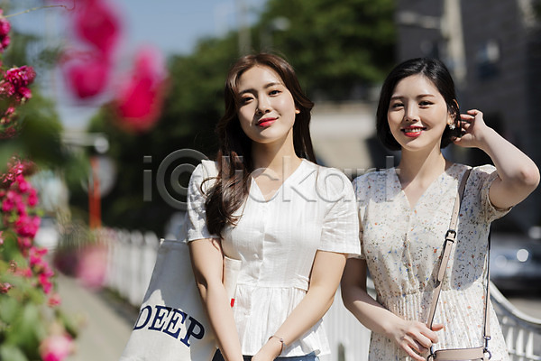 우정 즐거움 20대 두명 성인 성인여자만 여자 한국인 JPG 아웃포커스 앞모습 포토 거리 데이트 미소(표정) 상반신 서기 소풍 소확행 야외 에코백 여름(계절) 우먼라이프 인싸 장미 주간 친구