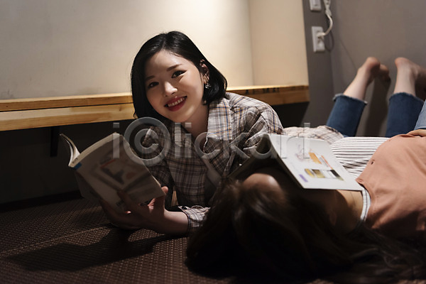 우정 즐거움 20대 두명 성인 성인여자만 여자 청년 한국인 JPG 앞모습 포토 눕기 데이트 만화 만화방 만화책 미소(표정) 북카페 실내 엎드리기 우먼라이프 웃음 전신 취미 친구