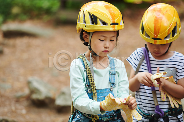 자신감 즐거움 집중 체험 두명 소녀(어린이) 소녀만 어린이 여자 초등학생 한국인 JPG 앞모습 포토 도전 레저 상반신 숲 안전장비 야외 어드벤처 용인 주간 착용 친구 헬멧