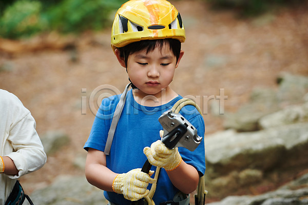 자신감 즐거움 체험 남자 소년 소년한명만 신체부위 어린이 초등학생 한국인 한명 JPG 앞모습 포토 도전 들기 레저 상반신 손 숲 안전장비 야외 어드벤처 어린이라이프 용인 주간 헬멧