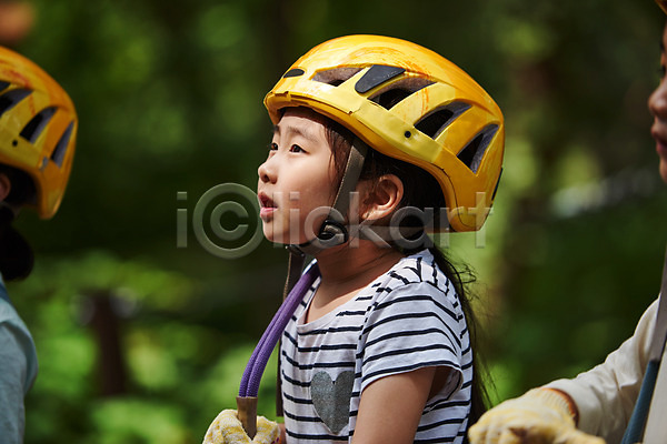 자신감 즐거움 집중 체험 남자 세명 소녀(어린이) 소년 어린이 어린이만 여자 초등학생 한국인 JPG 아웃포커스 옆모습 포토 도전 레저 상반신 숲 안전장비 야외 어드벤처 용인 주간 헬멧