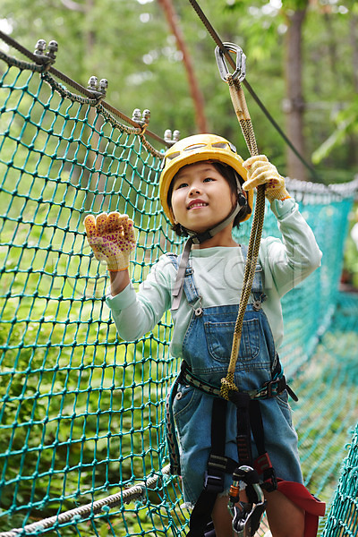 자신감 즐거움 체험 소녀한명만 어린이 여자 초등학생 한국인 한명 JPG 앞모습 포토 건너기 도전 레저 상반신 숲 안전장비 야외 어드벤처 어린이라이프 용인 주간 헬멧