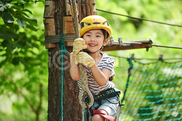 자신감 즐거움 체험 소녀(어린이) 소녀한명만 어린이 여자 초등학생 한국인 한명 JPG 앞모습 포토 도전 레저 미소(표정) 밧줄 상반신 숲 안전장비 야외 어드벤처 어린이라이프 용인 주간 헬멧