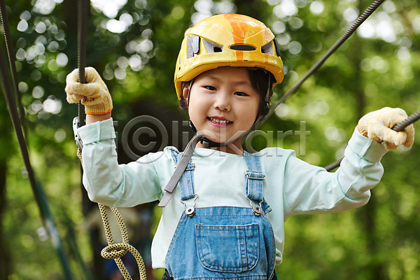 자신감 즐거움 체험 소녀(어린이) 소녀한명만 어린이 여자 초등학생 한국인 한명 JPG 앞모습 포토 도전 레저 미소(표정) 상반신 숲 안전장비 야외 어드벤처 어린이라이프 용인 주간 헬멧