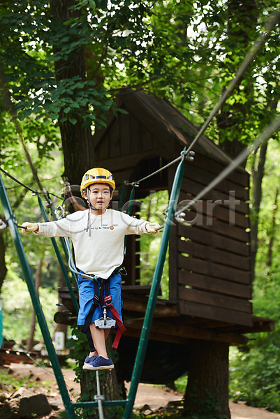자신감 즐거움 체험 남자 소년 소년한명만 어린이 초등학생 한국인 한명 JPG 앞모습 포토 건너기 도전 레저 미소(표정) 숲 안전장비 야외 어드벤처 어린이라이프 용인 전신 주간 헬멧