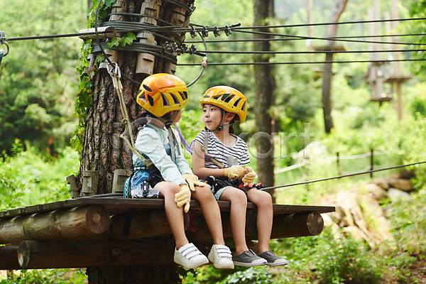 자신감 즐거움 체험 휴식 두명 소녀(어린이) 소녀만 어린이 여자 초등학생 한국인 JPG 앞모습 포토 도전 레저 마주보기 미소(표정) 숲 안전장비 앉기 야외 어드벤처 용인 전신 주간 친구 헬멧