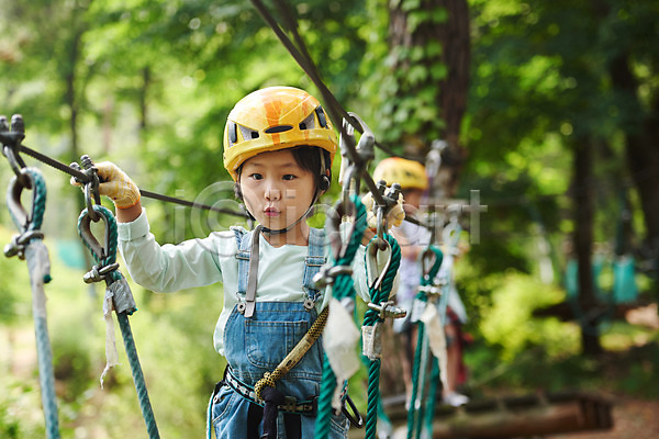 자신감 즐거움 체험 두명 소녀(어린이) 소녀만 어린이 여자 초등학생 한국인 JPG 아웃포커스 앞모습 포토 도전 레저 상반신 숲 안전장비 야외 어드벤처 용인 주간 헬멧