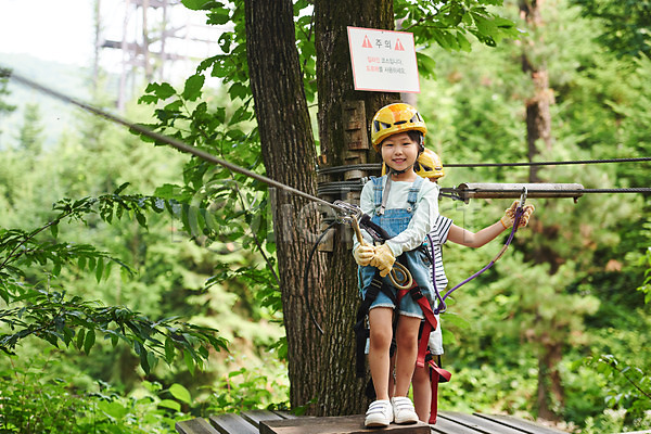 자신감 즐거움 체험 두명 소녀(어린이) 소녀만 어린이 여자 초등학생 한국인 JPG 앞모습 옆모습 포토 건너기 나무 도전 레저 미소(표정) 서기 숲 안전장비 야외 어드벤처 용인 전신 주간 헬멧