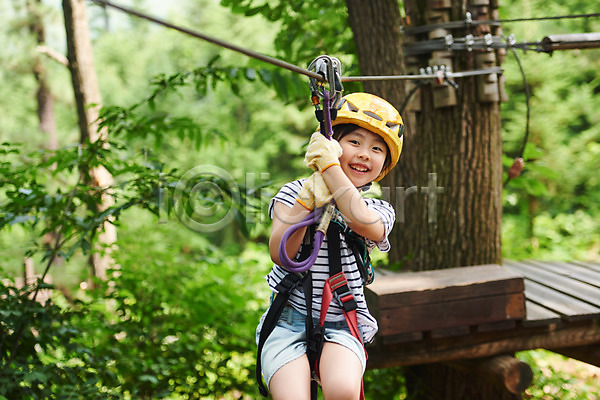 자신감 즐거움 체험 소녀(어린이) 소녀한명만 어린이 여자 초등학생 한국인 한명 JPG 앞모습 포토 도전 레저 매달리기 미소(표정) 상반신 숲 안전장비 야외 어드벤처 어린이라이프 용인 주간 헬멧