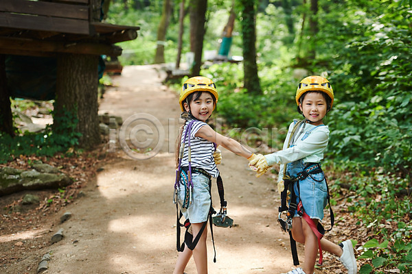 자신감 즐거움 체험 두명 소녀(어린이) 소녀만 어린이 여자 초등학생 한국인 JPG 뒷모습 포토 도전 뒤돌아보기 레저 미소(표정) 상반신 손잡기 숲 안전장비 야외 어드벤처 용인 주간 친구 헬멧
