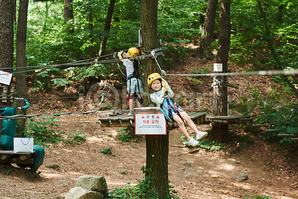 자신감 즐거움 체험 두명 소녀(어린이) 소녀만 어린이 여자 초등학생 한국인 JPG 뒷모습 앞모습 포토 건너기 도전 레저 매달리기 미소(표정) 숲 안전장비 야외 어드벤처 용인 전신 주간 친구 헬멧