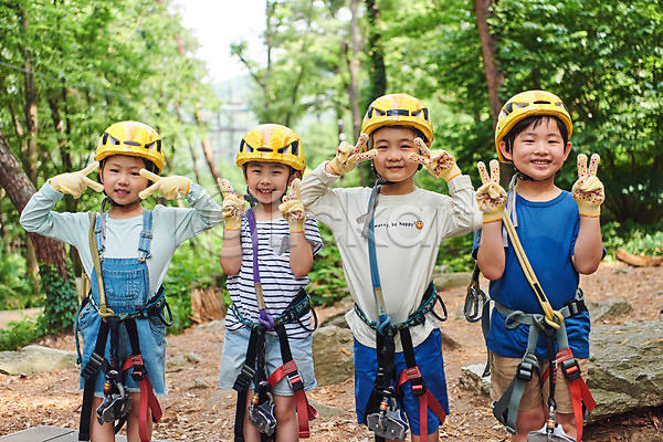 자신감 즐거움 체험 남자 소녀(어린이) 소년 어린이 어린이만 여러명 여자 초등학생 한국인 JPG 앞모습 포토 도전 레저 미소(표정) 브이 상반신 서기 숲 안전장비 야외 어드벤처 용인 주간 친구 헬멧