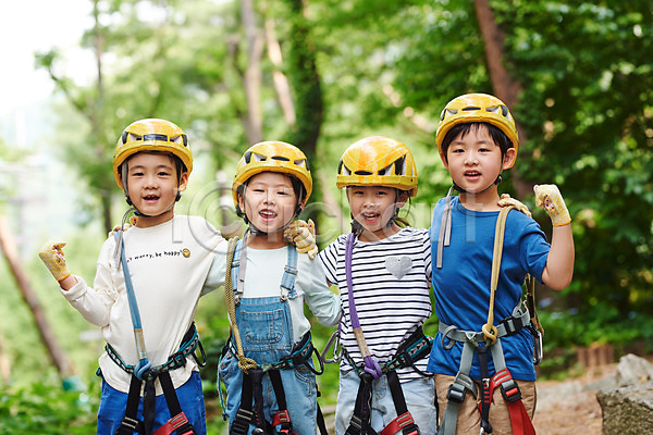 자신감 즐거움 체험 남자 소녀(어린이) 소년 어린이 어린이만 여러명 여자 초등학생 한국인 JPG 앞모습 포토 도전 레저 미소(표정) 상반신 서기 숲 안전장비 야외 어드벤처 용인 주간 친구 파이팅 헬멧
