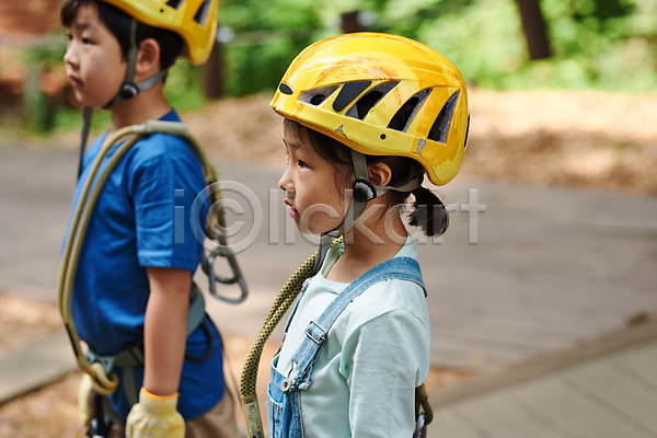 자신감 즐거움 집중 체험 남자 두명 소녀(어린이) 소년 어린이 어린이만 여자 초등학생 한국인 JPG 옆모습 포토 건너기 도전 레저 상반신 서기 숲 안전장비 야외 어드벤처 용인 주간 친구 헬멧