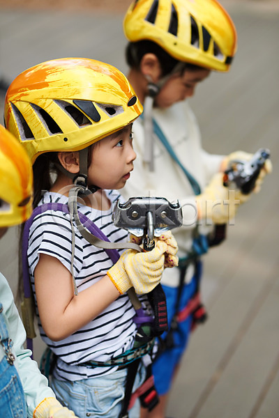 자신감 즐거움 체험 남자 두명 소녀(어린이) 소년 어린이 여자 초등학생 한국인 JPG 아웃포커스 옆모습 포토 도전 레저 상반신 숲 안전장비 야외 어드벤처 용인 주간 친구 헬멧