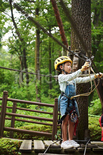 자신감 즐거움 집중 체험 소녀(어린이) 소녀한명만 어린이 여자 초등학생 한국인 한명 JPG 옆모습 포토 건너기 나무 도전 레저 숲 안전장비 야외 어드벤처 어린이라이프 용인 전신 주간 헬멧