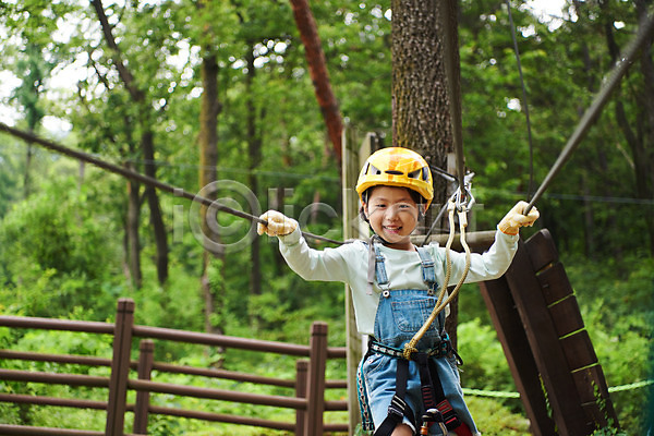 자신감 즐거움 체험 소녀(어린이) 소녀한명만 어린이 여자 초등학생 한국인 한명 JPG 앞모습 포토 도전 레저 미소(표정) 상반신 숲 안전장비 야외 어드벤처 어린이라이프 용인 주간 헬멧