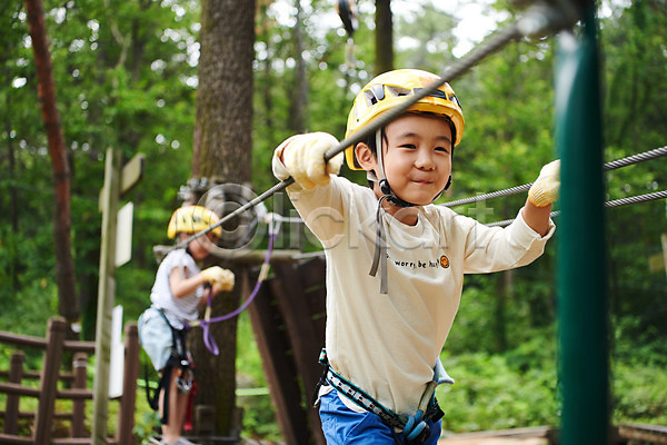 자신감 즐거움 체험 남자 두명 소녀(어린이) 소년 어린이 여자 초등학생 한국인 JPG 앞모습 포토 건너기 도전 레저 미소(표정) 상반신 소 숲 안전장비 야외 어드벤처 용인 주간 친구 헬멧