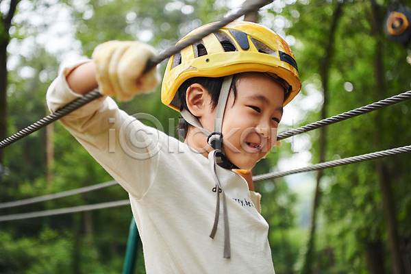 자신감 즐거움 체험 남자 소년 소년한명만 어린이 초등학생 한국인 한명 JPG 옆모습 포토 건너기 도전 레저 미소(표정) 밧줄 상반신 숲 안전장비 야외 어드벤처 어린이라이프 용인 주간 헬멧