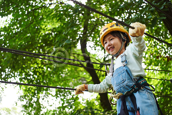 자신감 즐거움 체험 소녀(어린이) 소녀한명만 어린이 여자 초등학생 한국인 한명 JPG 로우앵글 옆모습 포토 도전 레저 미소(표정) 상반신 숲 안전장비 야외 어드벤처 어린이라이프 용인 주간 헬멧