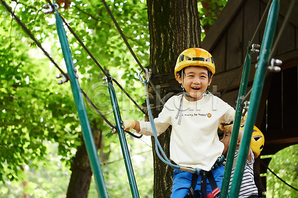 자신감 즐거움 체험 남자 두명 어린이 어린이만 여자 초등학생 한국인 JPG 앞모습 포토 건너기 도전 레저 미소(표정) 상반신 숲 안전장비 야외 어드벤처 용인 주간 헬멧