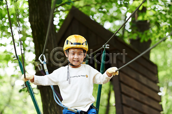 자신감 즐거움 체험 남자 소년한명만 어린이 초등학생 한국인 한명 JPG 앞모습 포토 건너기 도전 레저 미소(표정) 상반신 숲 안전장비 야외 어드벤처 어린이라이프 용인 주간 헬멧