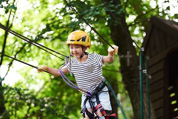 자신감 즐거움 체험 소녀(어린이) 소녀한명만 어린이 여자 초등학생 한국인 한명 JPG 로우앵글 앞모습 포토 건너기 도전 레저 미소(표정) 상반신 숲 안전장비 야외 어드벤처 어린이라이프 용인 주간 헬멧