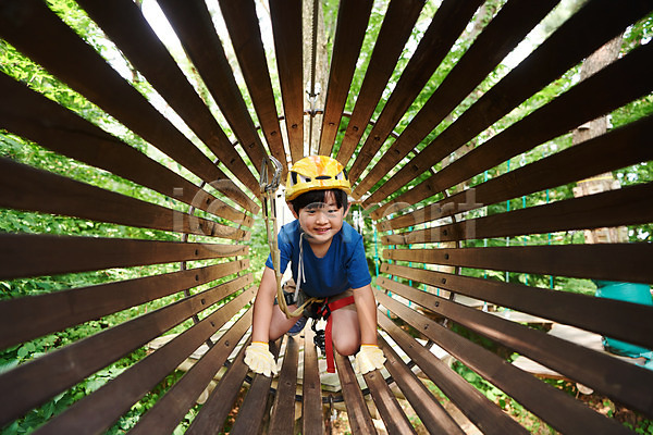 자신감 즐거움 체험 남자 소년 소년한명만 어린이 초등학생 한국인 한명 JPG 앞모습 포토 건너기 도전 레저 미소(표정) 숲 안전장비 야외 어드벤처 어린이라이프 용인 전신 주간 헬멧