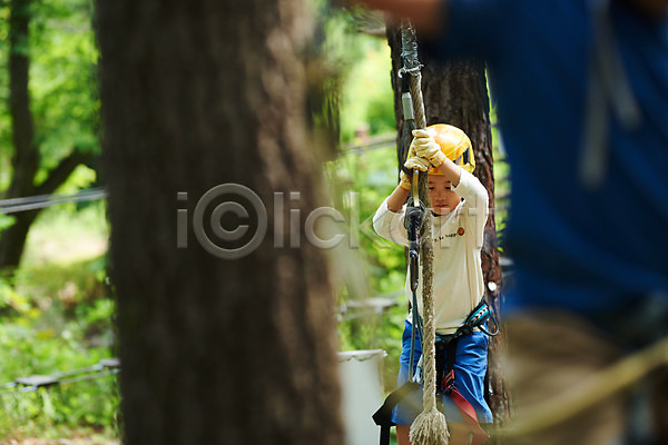 자신감 즐거움 체험 남자 두명 소년 소년만 어린이 초등학생 한국인 JPG 아웃포커스 앞모습 포토 건너기 나무 도전 레저 숲 안전장비 야외 어드벤처 용인 전신 주간 헬멧