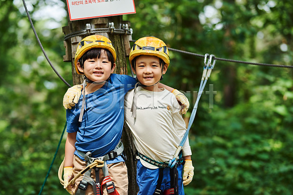 자신감 즐거움 체험 남자 두명 소년 소년만 어린이 초등학생 한국인 JPG 앞모습 포토 도전 레저 미소(표정) 상반신 숲 안전장비 야외 어깨동무 어드벤처 용인 주간 친구 헬멧