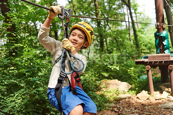 자신감 즐거움 체험 남자 소년한명만 어린이 초등학생 한국인 한명 JPG 앞모습 포토 건너기 도전 레저 매달리기 미소(표정) 상반신 숲 안전장비 야외 어드벤처 어린이라이프 용인 주간 헬멧