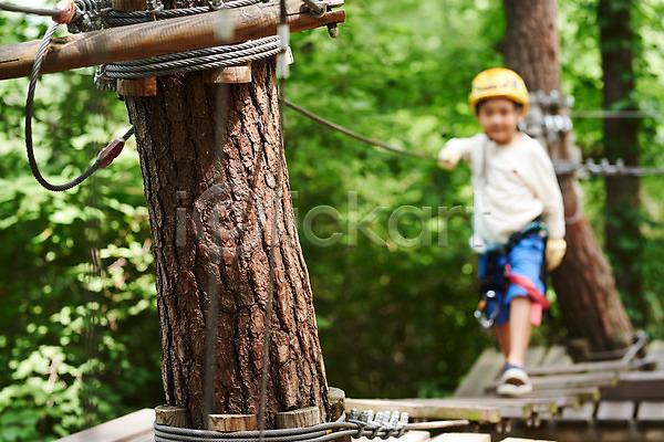 자신감 즐거움 체험 남자 소년 소년한명만 어린이 초등학생 한국인 한명 JPG 아웃포커스 앞모습 포토 건너기 나무 도전 레저 미소(표정) 숲 안전장비 야외 어드벤처 어린이라이프 용인 전신 주간 헬멧
