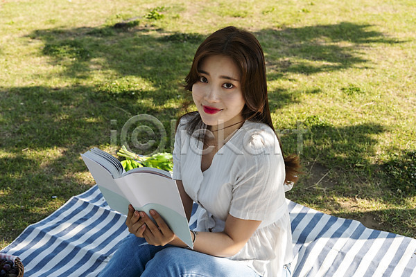 여유 즐거움 20대 성인 성인여자한명만 여자 한국인 한명 JPG 포토 하이앵글 공원 그늘 데이트 독서 돗자리 들기 미소(표정) 상반신 소풍 소확행 싱글라이프 앉기 야외 우먼라이프 응시 주간 책 캐주얼 한강 한강공원 힐링