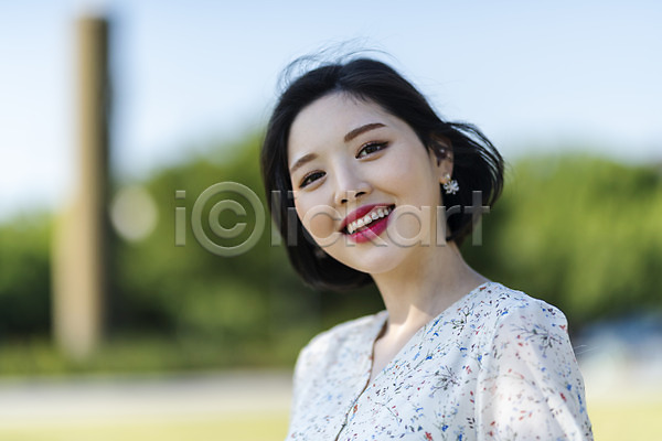 여유 즐거움 20대 성인 성인여자한명만 여자 한국인 한명 JPG 아웃포커스 옆모습 포토 공원 데이트 미소(표정) 상반신 서기 소풍 소확행 싱글라이프 야외 우먼라이프 원피스 주간 한강 한강공원 힐링