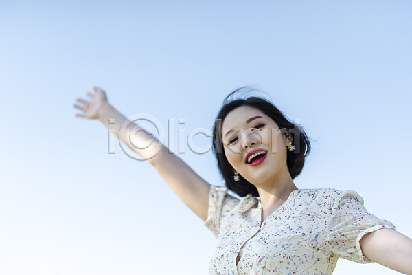 여유 즐거움 20대 성인 성인여자한명만 여자 한국인 한명 JPG 로우앵글 앞모습 포토 공원 데이트 미소(표정) 상반신 서기 소풍 소확행 싱글라이프 야외 우먼라이프 원피스 주간 팔벌리기 한강 한강공원 힐링