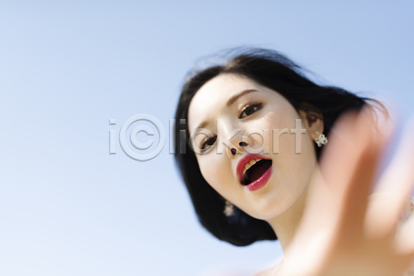 여유 즐거움 20대 성인 성인여자한명만 여자 한국인 한명 JPG 근접촬영 로우앵글 아웃포커스 포토 공원 데이트 상반신 서기 소풍 소확행 싱글라이프 야외 얼굴 우먼라이프 주간 한강 한강공원 힐링