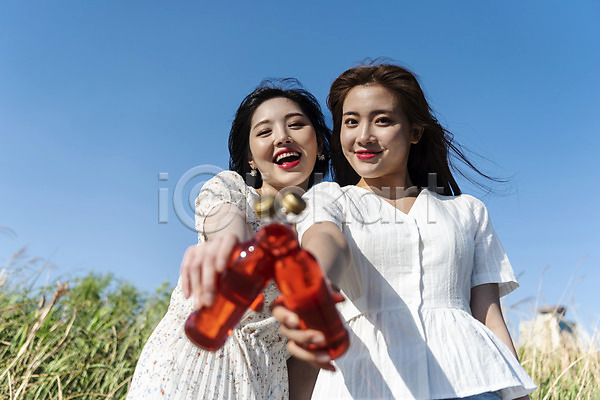 여유 우정 즐거움 20대 두명 성인 성인여자만 여자 한국인 JPG 로우앵글 앞모습 포토 건배 공원 데이트 들기 병음료 상반신 서기 소풍 소확행 싱글라이프 야외 우먼라이프 원피스 음료 주간 친구 캐주얼 하늘 한강 한강공원