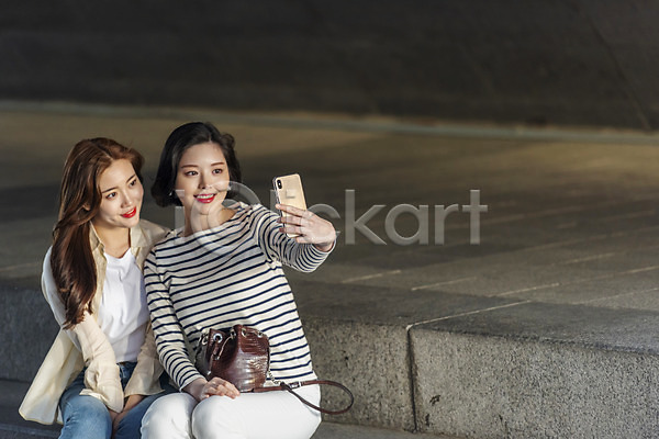 여유 우정 즐거움 휴식 20대 두명 성인 성인여자만 여자 한국인 JPG 앞모습 포토 데이트 미소(표정) 상반신 셀프카메라 소풍 소확행 스마트폰 싱글라이프 앉기 야외 우먼라이프 주간 청계천 친구 캐주얼 힐링