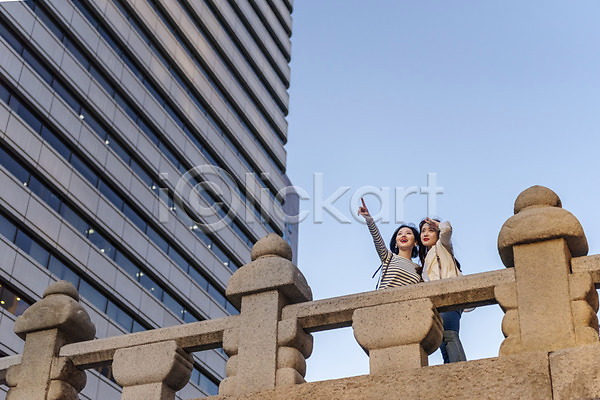 우정 즐거움 20대 두명 성인 성인여자만 여자 한국인 JPG 로우앵글 앞모습 포토 가리킴 다리(건축물) 데이트 상반신 서기 소풍 소확행 싱글라이프 야외 우먼라이프 응시 주간 청계천 친구 캐주얼