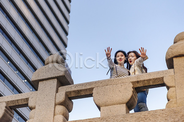 우정 즐거움 20대 두명 성인 성인여자만 여자 한국인 JPG 로우앵글 앞모습 포토 다리(건축물) 데이트 상반신 서기 소풍 소확행 손인사 싱글라이프 야외 우먼라이프 응시 주간 청계천 친구 캐주얼