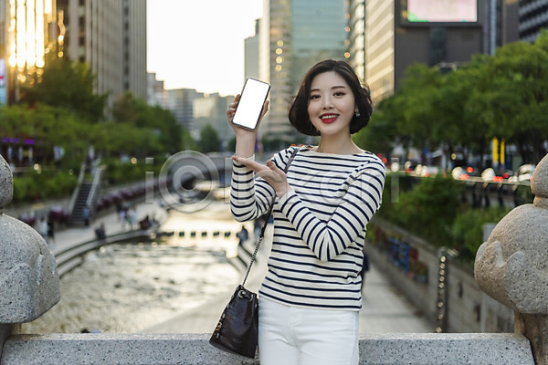 즐거움 20대 성인 성인여자한명만 여자 한국인 한명 JPG 앞모습 포토 다리(건축물) 들기 상반신 서기 소풍 스마트폰 싱글라이프 안내 알림 야외 우먼라이프 주간 청계천 캐주얼