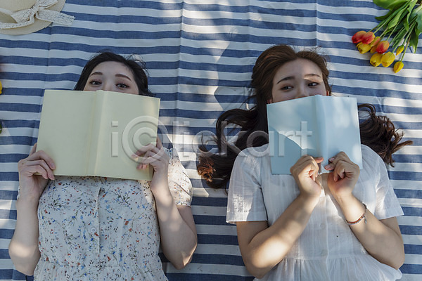 여유 우정 즐거움 휴식 20대 두명 성인 성인여자만 여자 한국인 JPG 앞모습 포토 하이앵글 공원 눕기 데이트 돗자리 들기 상반신 소풍 소확행 싱글라이프 야외 우먼라이프 원피스 주간 책 친구 캐주얼 한강 한강공원 힐링