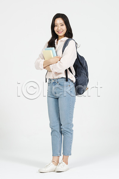 청춘(젊음) 20대 사람 성인 성인여자한명만 여자 청년 한국인 한명 JPG 앞모습 포토 누끼 대학교 대학생 대학생라이프 들기 미소(표정) 서기 스튜디오촬영 실내 여대생 여학생 전신 책 책가방 캐주얼 흰배경