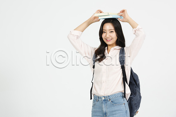 청춘(젊음) 20대 사람 성인 성인여자한명만 여자 청년 한국인 한명 JPG 앞모습 포토 누끼 대학교 대학생 대학생라이프 들기 머리위 미소(표정) 상반신 서기 스튜디오촬영 실내 여대생 여학생 책 책가방 캐주얼 흰배경